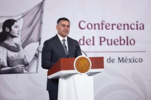 Omar García Harfuch durante la conferencia mañanera presentando datos sobre seguridad y homicidios dolosos en México.