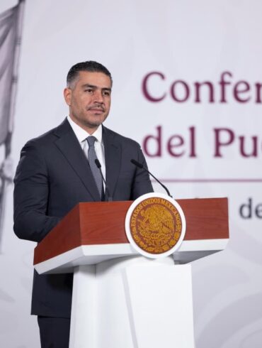 Omar García Harfuch durante la conferencia mañanera presentando datos sobre seguridad y homicidios dolosos en México.