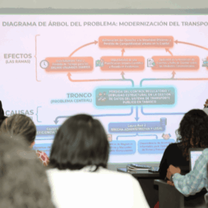 Servidores públicos de Tabasco en el aula del IAP durante la materia de administración y políticas públicas.