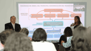 Servidores públicos de Tabasco en el aula del IAP durante la materia de administración y políticas públicas.