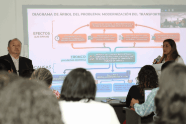 Servidores públicos de Tabasco en el aula del IAP durante la materia de administración y políticas públicas.