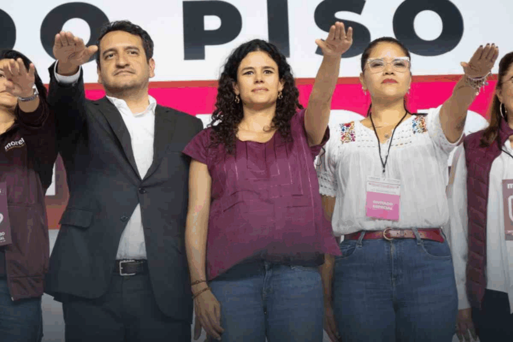 Dirigencia nacional de Morena encabezada por Luisa María Alcalde y Andrés Manuel López Beltrán durante acto partidista.