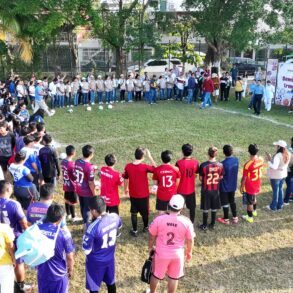 Jóvenes forman un círculo en cancha durante el arranque de la Copa por la Transformación en Indeco