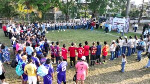 Jóvenes forman un círculo en cancha durante el arranque de la Copa por la Transformación en Indeco