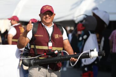 Brigadista de salud en Tabasco muestra equipo de fumigación para combate al dengue durante operativo estatal