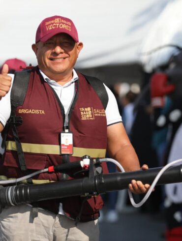 Brigadista de salud en Tabasco muestra equipo de fumigación para combate al dengue durante operativo estatal