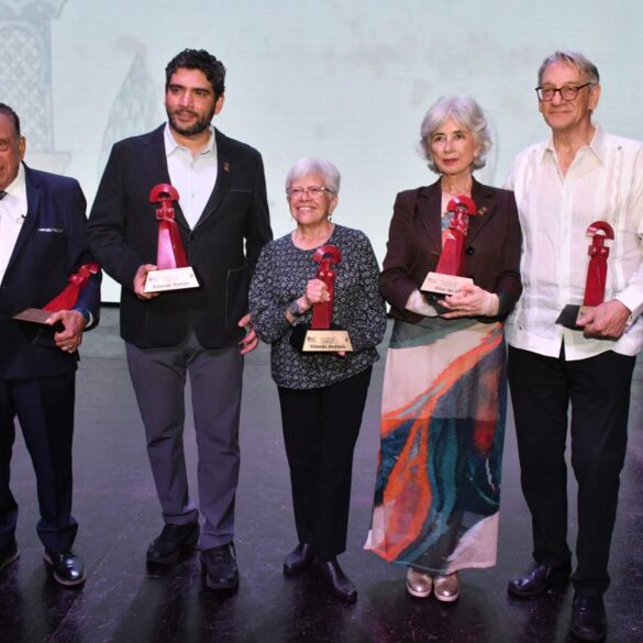 Ceremonia de entrega del Premio Nacional Malinalli 2026 en el Teatro Universitario de la UJAT con autoridades de Tabasco.