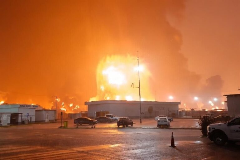 Llamas intensas tras incendio en refinería Dos Bocas durante la noche