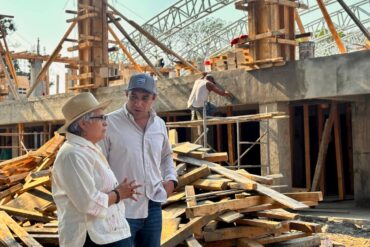 Obras de reconstrucción en la Pista Ganadera en el Parque Tabasco previo a la inauguración de la feria estatal.