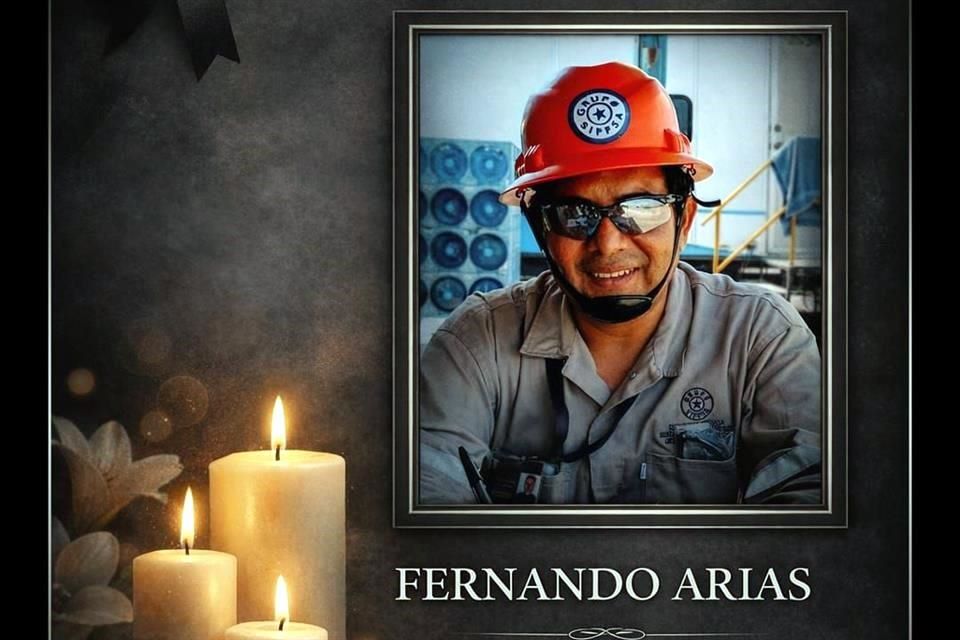 Fotografía de trabajador Fernando Arias con veladoras en homenaje tras incendio