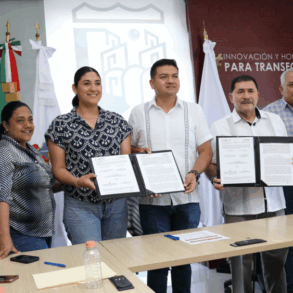 Ovidio Peralta y Juan Molina Becerra en la firma del convenio de profesionalización pública en Comalcalco.