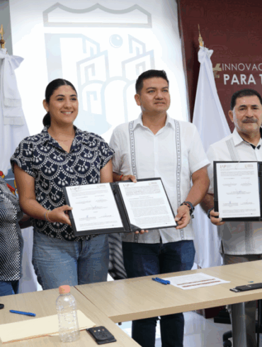 Ovidio Peralta y Juan Molina Becerra en la firma del convenio de profesionalización pública en Comalcalco.