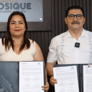 Firma del convenio de colaboración entre el IAP Tabasco y el Ayuntamiento de Tenosique en el Palacio Municipal.