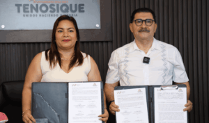 Firma del convenio de colaboración entre el IAP Tabasco y el Ayuntamiento de Tenosique en el Palacio Municipal.