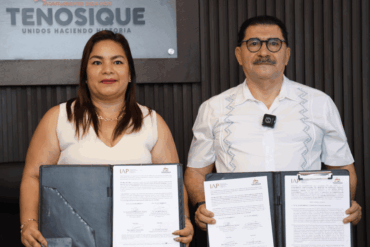 Firma del convenio de colaboración entre el IAP Tabasco y el Ayuntamiento de Tenosique en el Palacio Municipal.