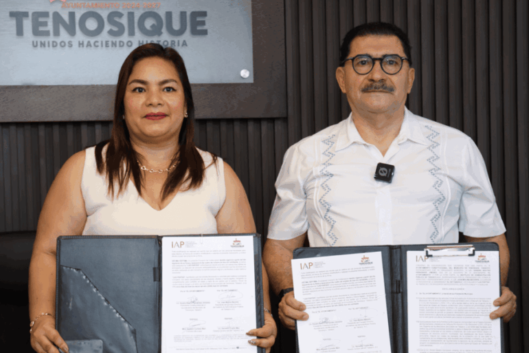 Firma del convenio de colaboración entre el IAP Tabasco y el Ayuntamiento de Tenosique en el Palacio Municipal.