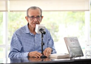 Presentación del libro de Francisco Peralta Burelo en la FIL UJAT 2026 con autoridades universitarias en Tabasco.