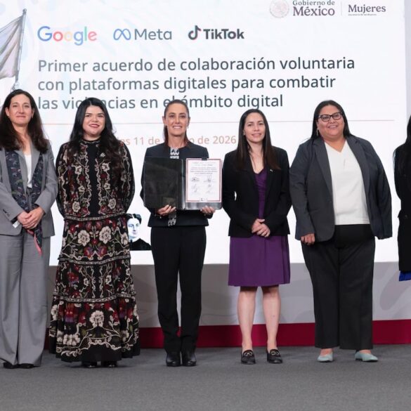 Presidenta Claudia Sheinbaum y directivos de Google y Meta firmando acuerdo contra violencia digital.