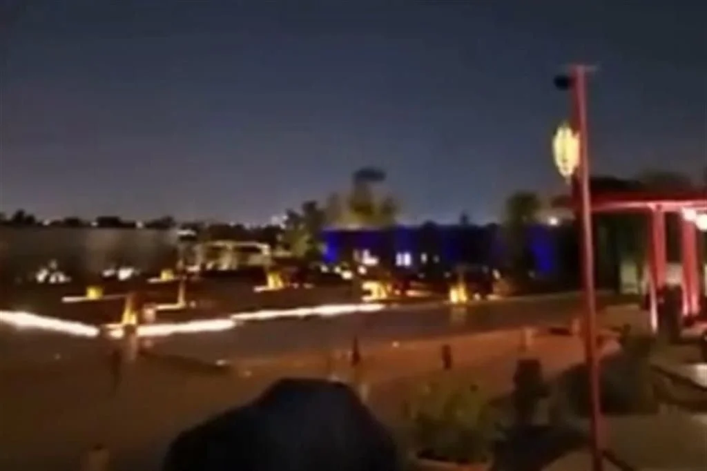 Zona diplomática de Riad durante la noche tras explosiones cerca de la Embajada de Estados Unidos.