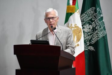 Baltasar Garzón y Guillermo Narváez Osorio en la UJAT de Villahermosa, Tabasco.