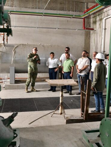 Supervisión de Javier May en el Hospital General de Cárdenas junto a ingenieros militares y funcionarios estatales durante la fase final de obra