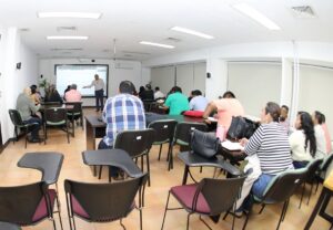 Servidores públicos de Tabasco en clase de maestría en el Instituto de Administración Pública para fortalecer la profesionalización pública.