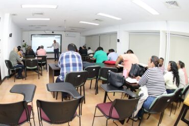 Servidores públicos de Tabasco en clase de maestría en el Instituto de Administración Pública para fortalecer la profesionalización pública.