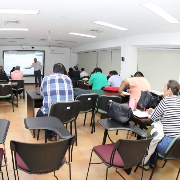 Servidores públicos de Tabasco en clase de maestría en el Instituto de Administración Pública para fortalecer la profesionalización pública.