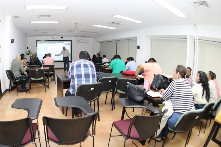 Servidores públicos de Tabasco en clase de maestría en el Instituto de Administración Pública para fortalecer la profesionalización pública.