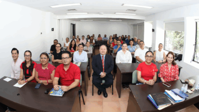 Servidores públicos de Tabasco en clase de maestría del Instituto de Administración Pública para mejorar la gestión gubernamental.