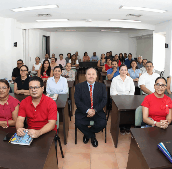 Servidores públicos de Tabasco en clase de maestría del Instituto de Administración Pública para mejorar la gestión gubernamental.