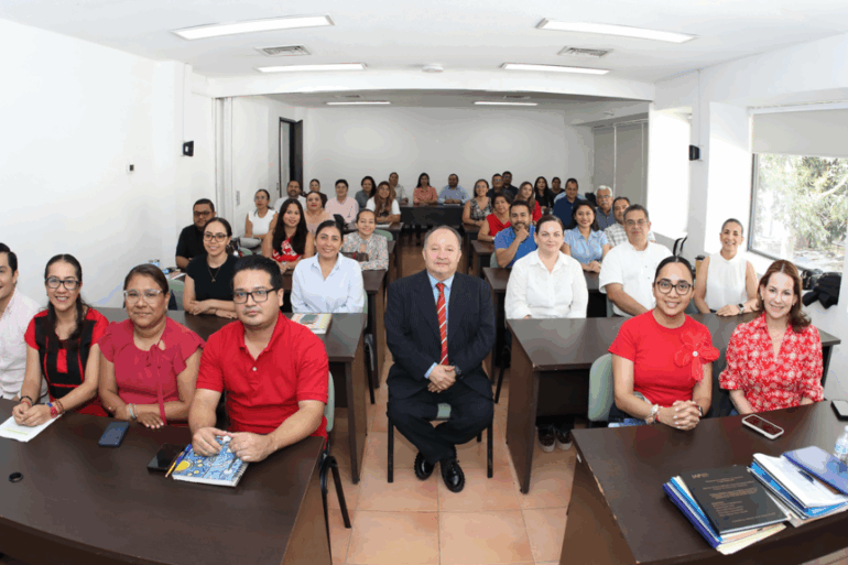 Servidores públicos de Tabasco en clase de maestría del Instituto de Administración Pública para mejorar la gestión gubernamental.