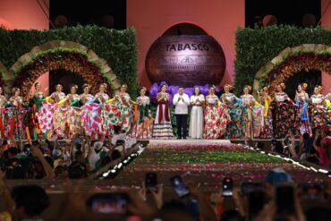 Embajadoras de los 17 municipios junto a autoridades en Feria Tabasco 2026