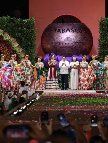 Embajadoras de los 17 municipios junto a autoridades en Feria Tabasco 2026