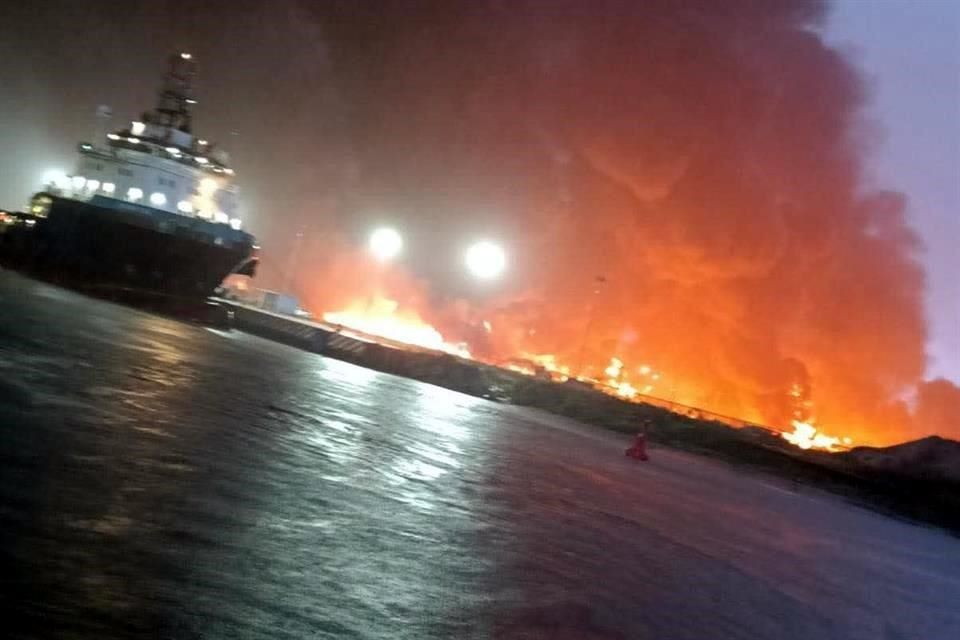 Incendio en inmediaciones de la refinería Dos Bocas visto desde zona marítima