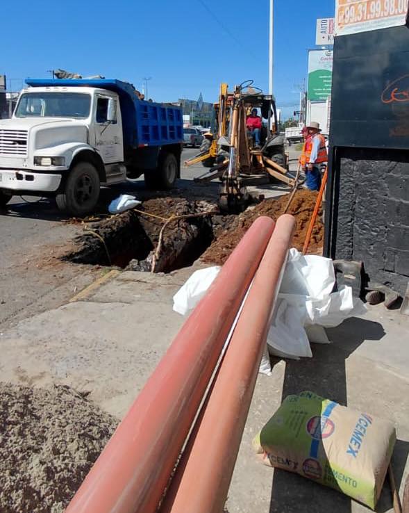 Tuberías y materiales hidráulicos colocados junto a una excavación donde personal del SAS instala macromedidores en el circuito de la planta Carrizal II, en Villahermosa.