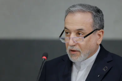 Abbas Araghchi, ministro de Relaciones Exteriores de Irán, declara sobre cooperación con Rusia y China durante una conferencia.