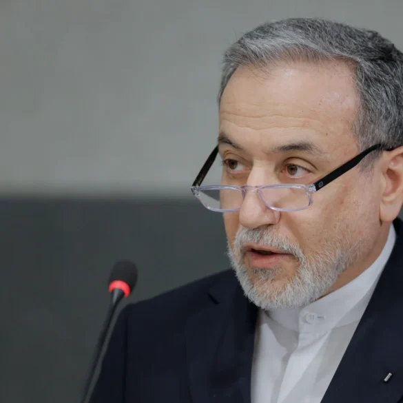 Abbas Araghchi, ministro de Relaciones Exteriores de Irán, declara sobre cooperación con Rusia y China durante una conferencia.