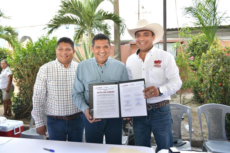Javier May Rodríguez firma el acta de sanidad que convierte a Jalpa de Méndez en el primer municipio de Tabasco con estatus sanitario recuperado.