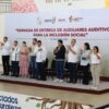 Gobernador Javier May y magistrado Carlos Efrain Reséndez Bocanegra en entrega de auxiliares auditivos en Tabasco.