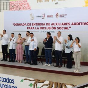 Gobernador Javier May y magistrado Carlos Efrain Reséndez Bocanegra en entrega de auxiliares auditivos en Tabasco.