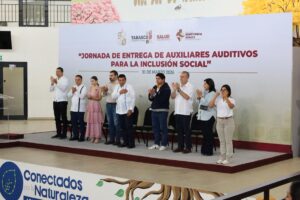 Gobernador Javier May y magistrado Carlos Efrain Reséndez Bocanegra en entrega de auxiliares auditivos en Tabasco.