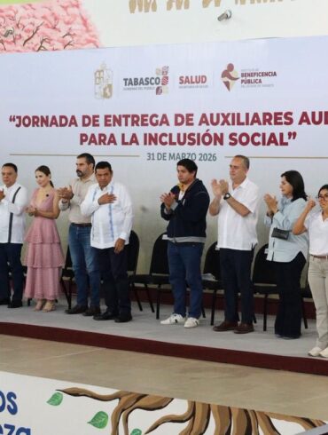 Gobernador Javier May y magistrado Carlos Efrain Reséndez Bocanegra en entrega de auxiliares auditivos en Tabasco.