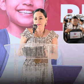 Patricia Iparrea Sánchez, secretaria de Educación de Tabasco, explicando el uso de tabletas digitales a estudiantes en Tacotalpa.