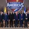 Donald Trump posa con líderes latinoamericanos durante la Cumbre del Escudo de las Américas 2026 en Doral, Florida, donde propuso una alianza militar regional contra los cárteles del narcotráfico.