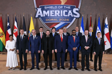 Donald Trump posa con líderes latinoamericanos durante la Cumbre del Escudo de las Américas 2026 en Doral, Florida, donde propuso una alianza militar regional contra los cárteles del narcotráfico.