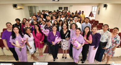 Directiva y estudiantes de la UJAT durante el panel Mujeres que inspiran en Villahermosa Tabasco.