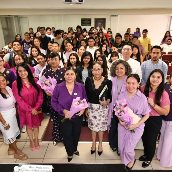 Directiva y estudiantes de la UJAT durante el panel Mujeres que inspiran en Villahermosa Tabasco.