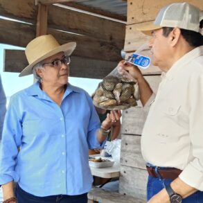 Luisa Cámara Cabrales y Javier May Rodríguez en supervisión de granjas acuícolas en Paraíso, Tabasco.