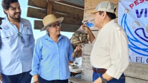 Luisa Cámara Cabrales y Javier May Rodríguez en supervisión de granjas acuícolas en Paraíso, Tabasco.